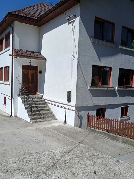 Inchiriez Apartamente 3 camere la vila termen lung minim 6 luni
