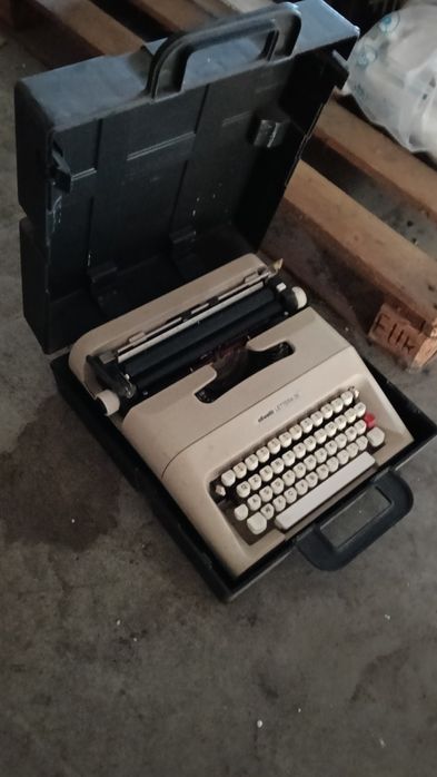 Mașină de scris portabilă Olivetti Lettera 35 anul 1974