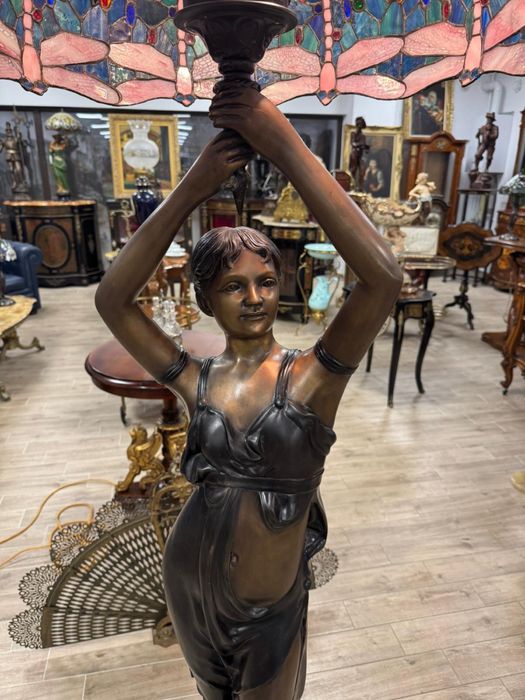 Statueta-lampa din bronz masiv cu abajur stil tiffany