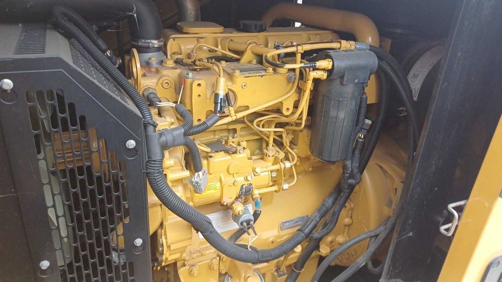 Generator de curent Caterpillar 88 kva - 70.4 kw - 200 ore functionare