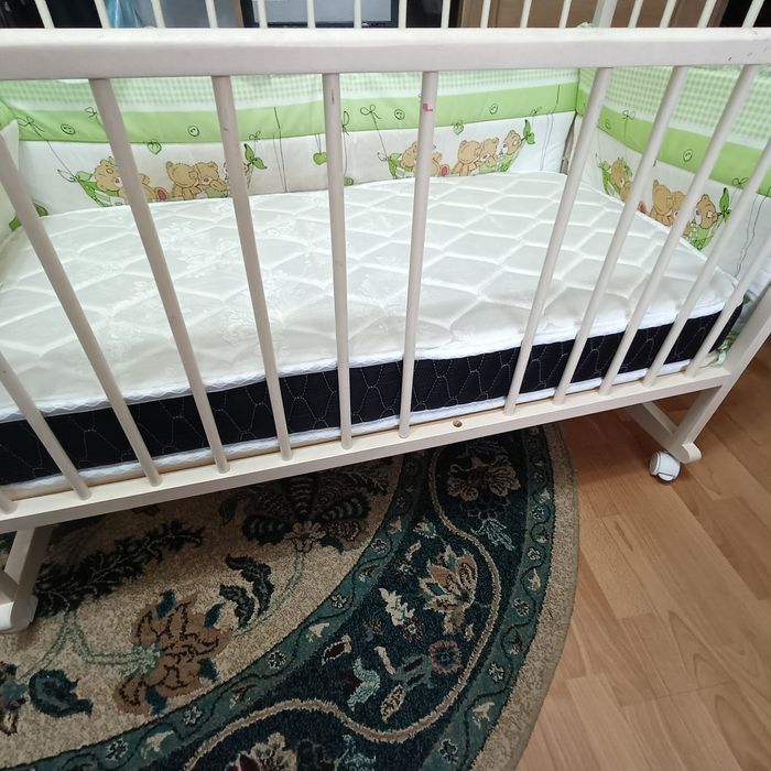 Продам кроватку с матрасом