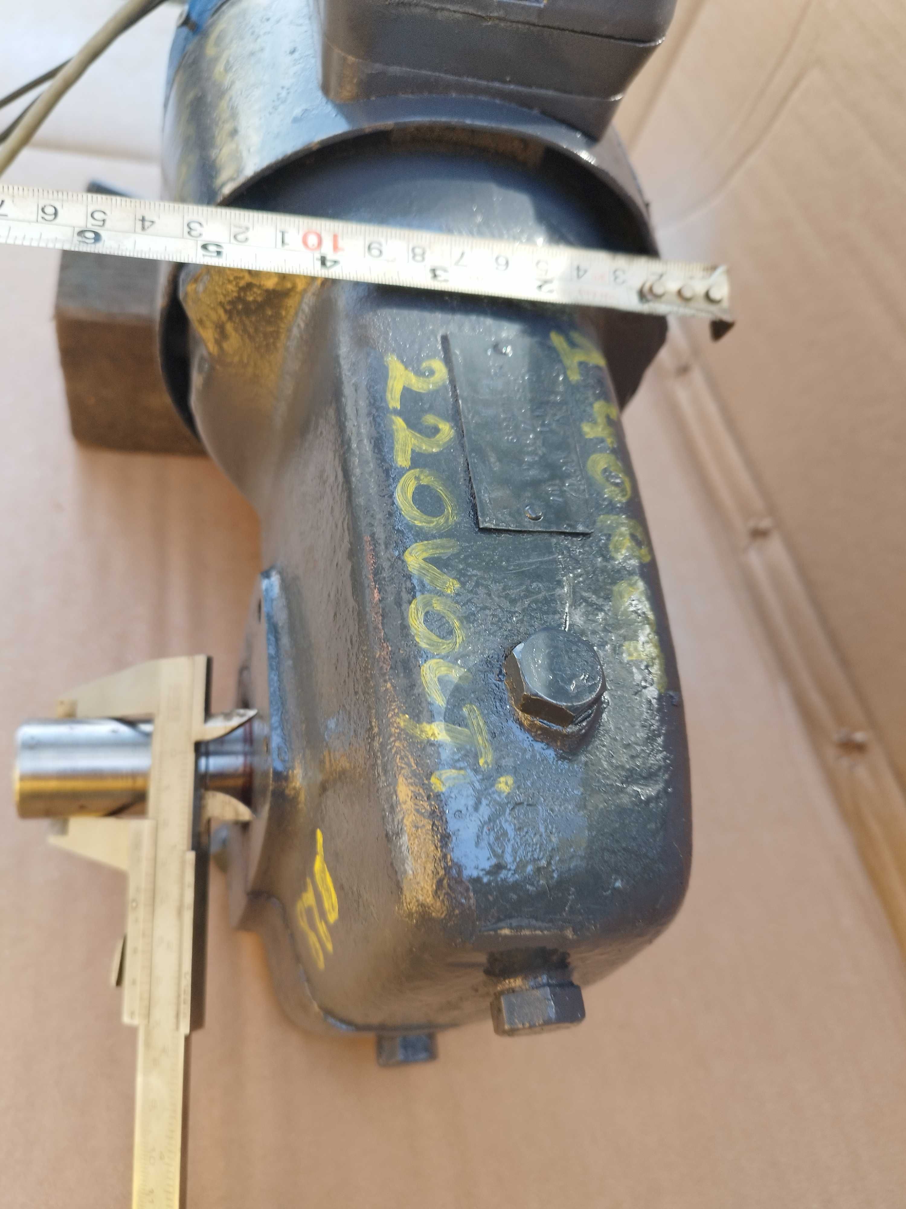 Reductor cu motor 220/380 cu 140 rpm