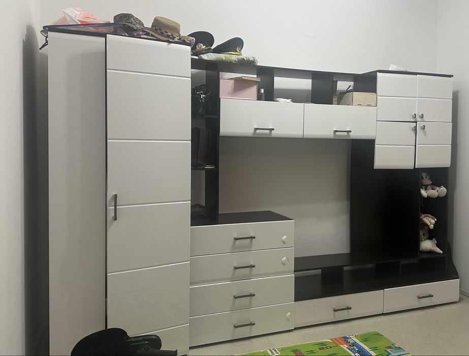 Продается стенка и стол рабочий. Не дорого.