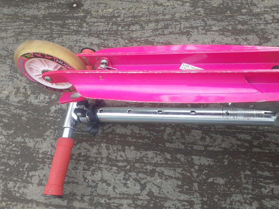 Vând trotineta aluminiu și bicicleta