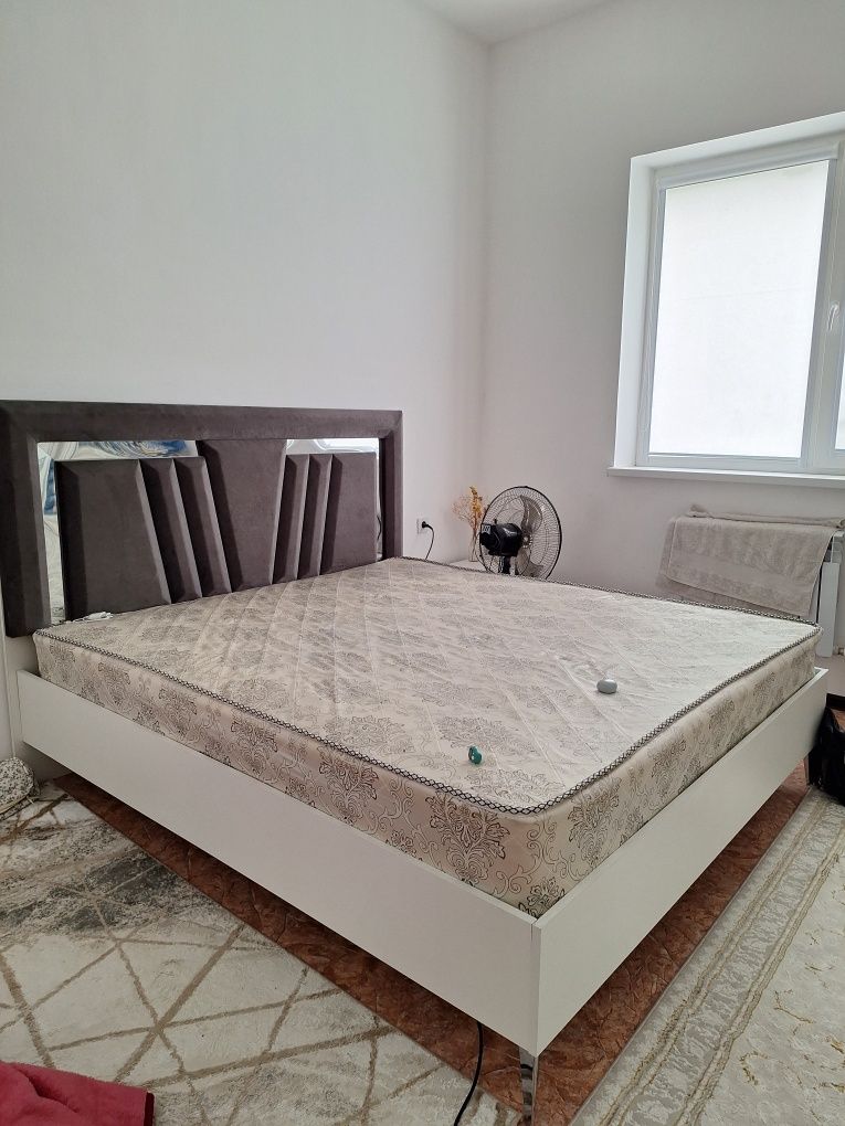 Продам двуспальную кровать с матрасом