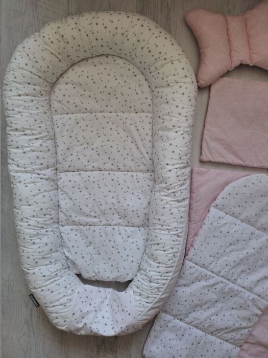 Set 5 piese Bellochi cosulet bebe, lenjerie, salteluta si perna bebe