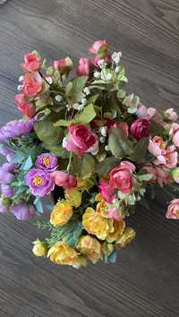 Цветы розы декоративные в плетёной вазе