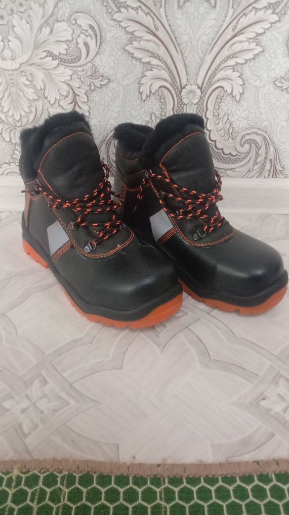 Продам зимние ботинки