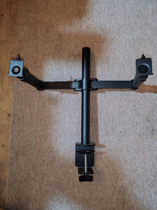 Suporturi metalice prindere 2 monitoare sau 4 monitoare