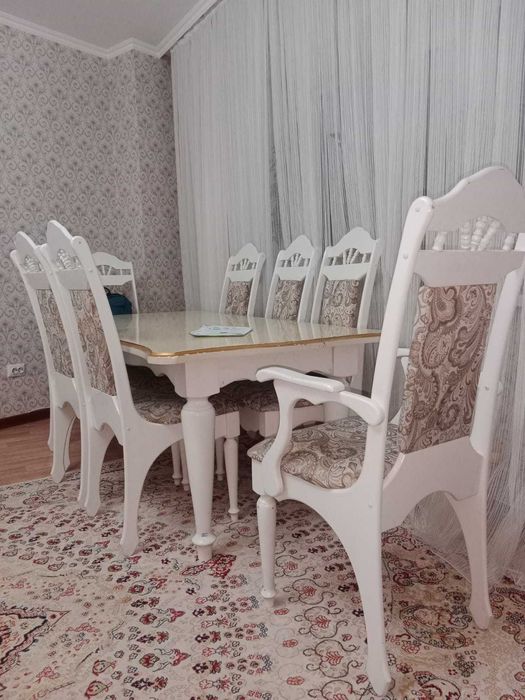 Продам стол со стульями для гостиной в хорошем состоянии