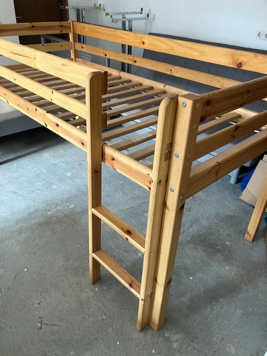 Vand pat din lemn masiv cu scara