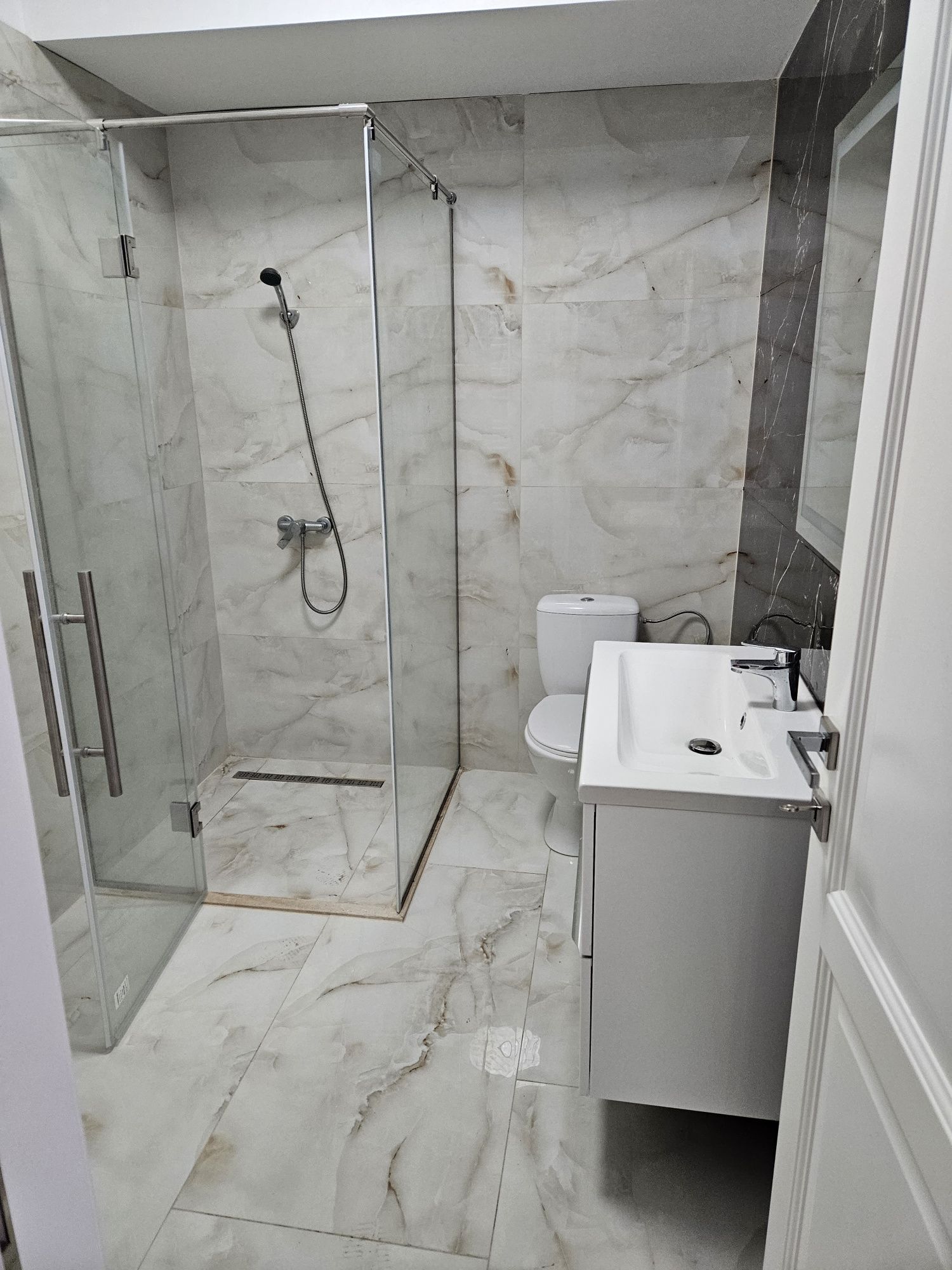 Inchiriez apartament pentru prima utilizare, in bloc nou