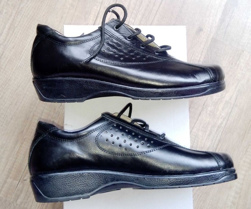 дамски обувки номер 40, стелка 25см. полвинки- работни- Бартер