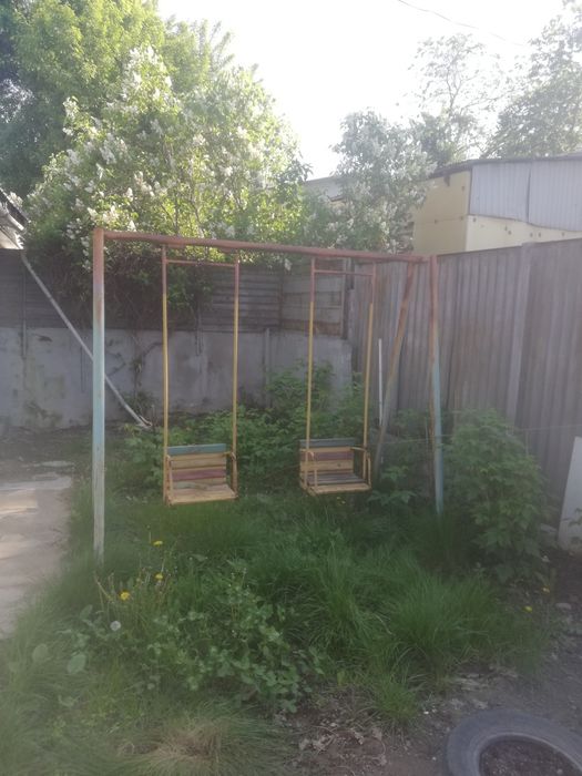 Качели двухместные.