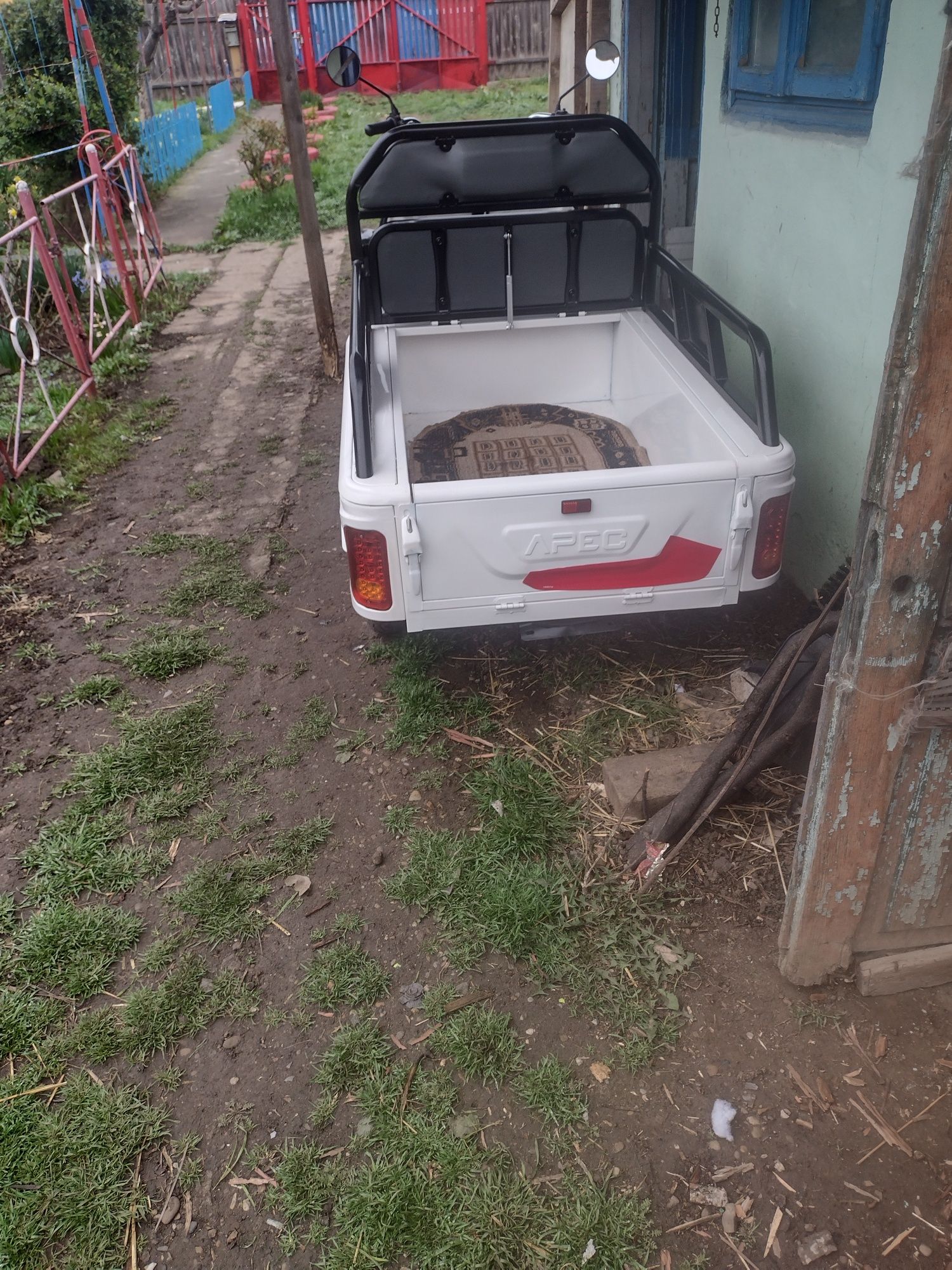 De vânzare tricicletă electrică funcționează bine are acte rar și 2 ch