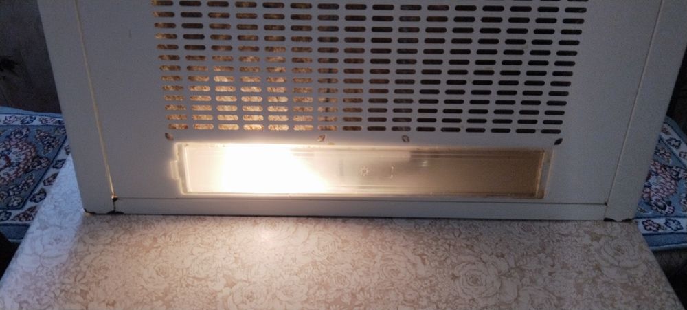 Вытяжка Turbo на кухню в рабочем состоянии.