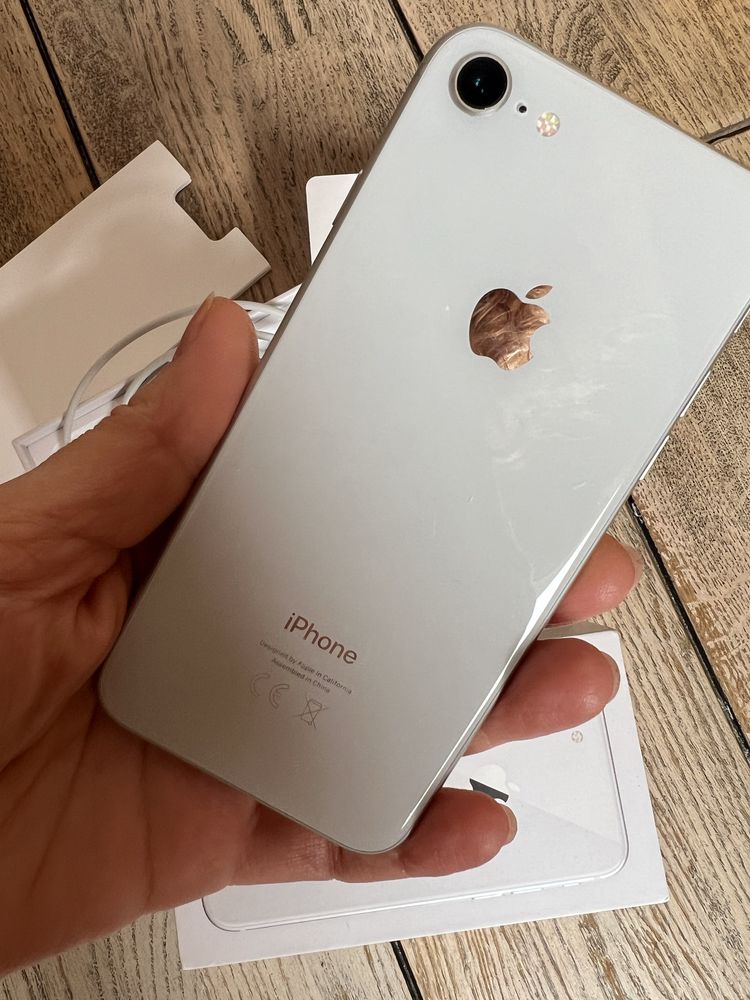 Iphone 8 бял в отлично състояние