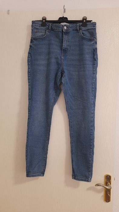 Vind blugi elastici de fete  și băieți. Stare bună.