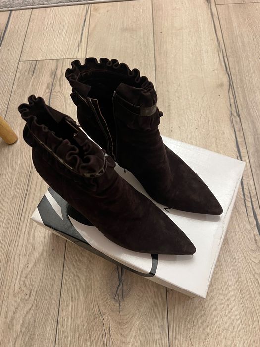 Боти от естествен велур в цвят шоколад Nine west