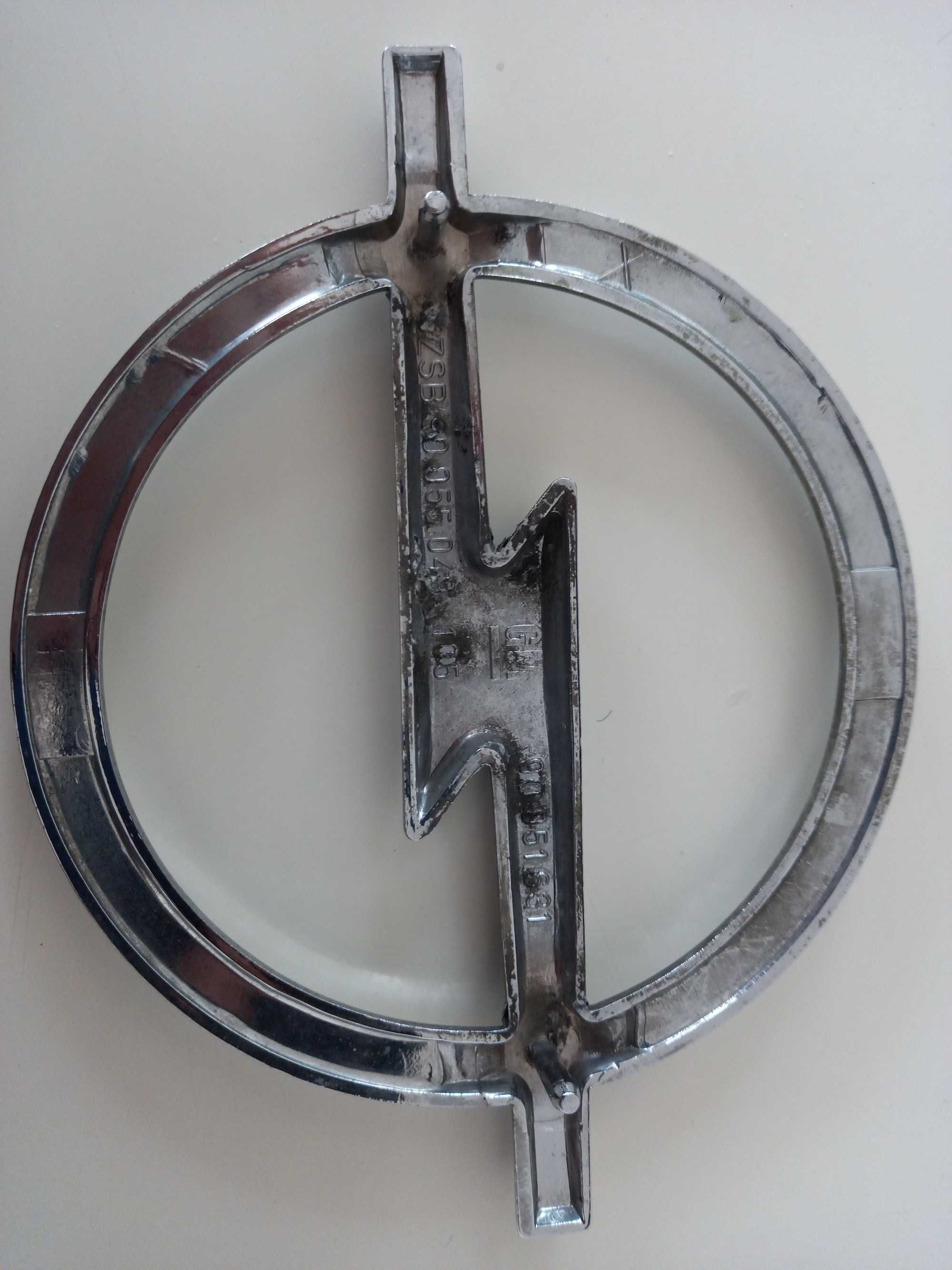 Емблема оригинална метална за Опел, 98-100мм, GM производ. с 2 щифта