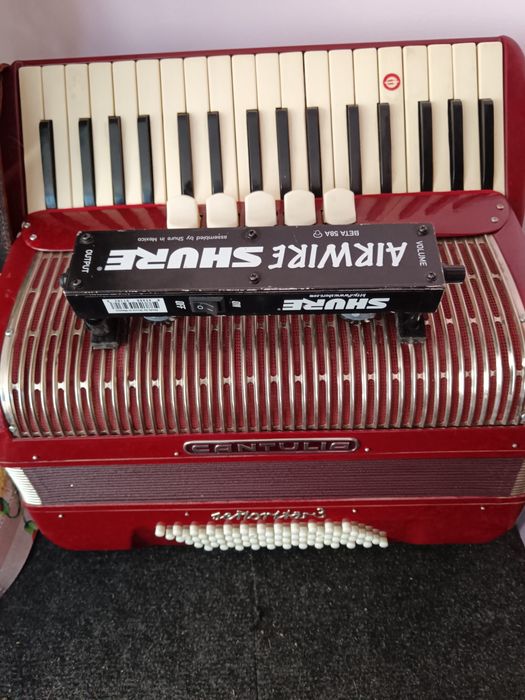 Vind doua boxe pasive si un acordeon