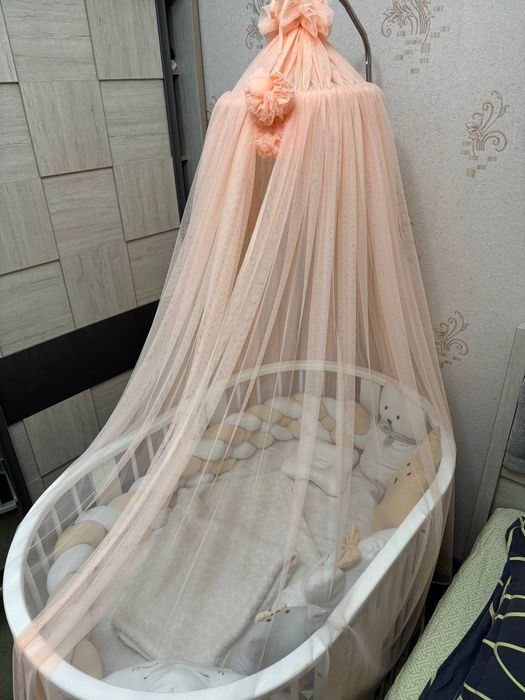 продаю детскую кроватку с игрушками