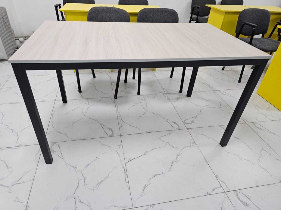 Удобный офисный стол