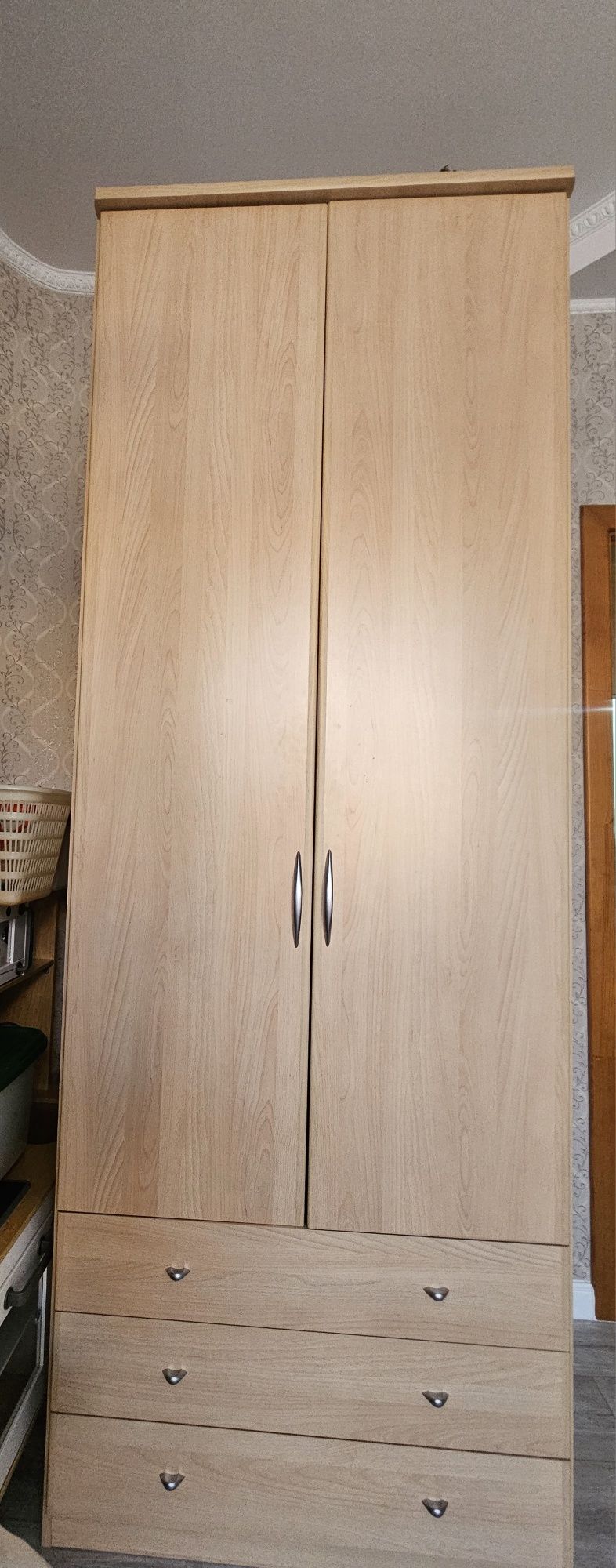 Продам шкафы, комод и стол