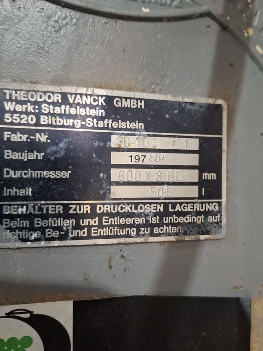 Vând 4 bazine de fibra pentru vin