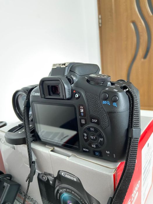 Aparat fotografiat DSLR Canon 2000D