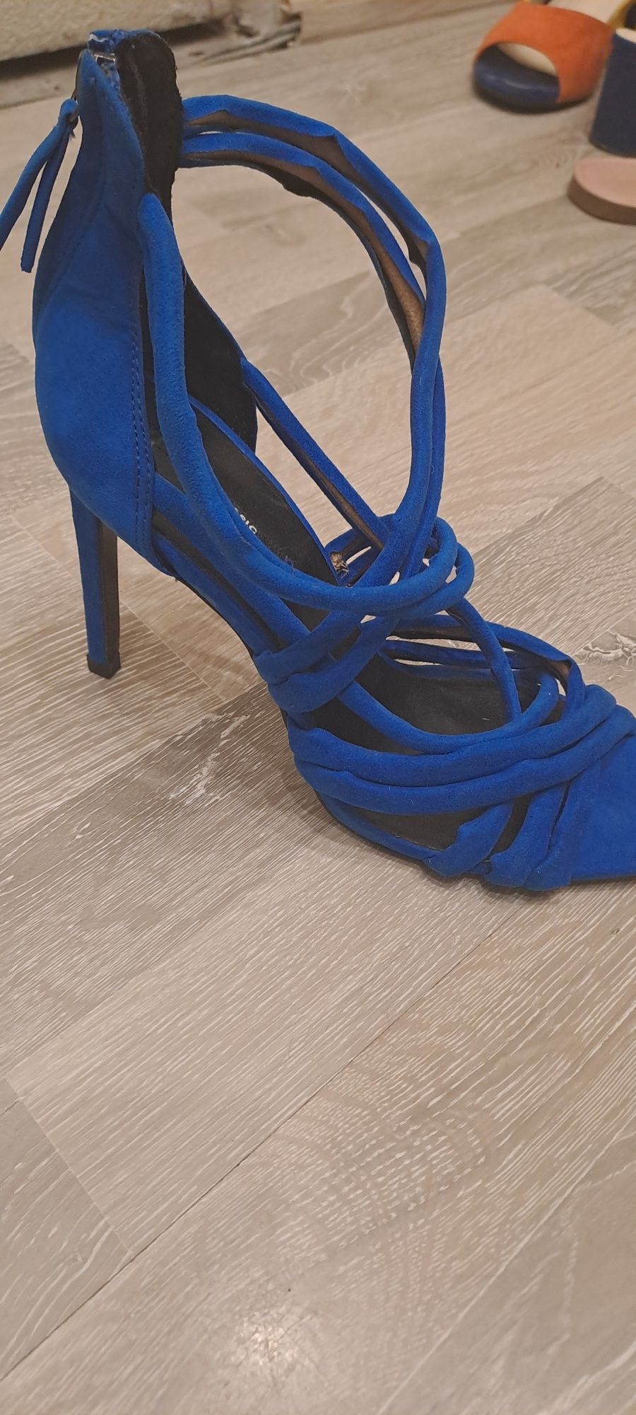 Велурени сандали "Zara" с тънък ток