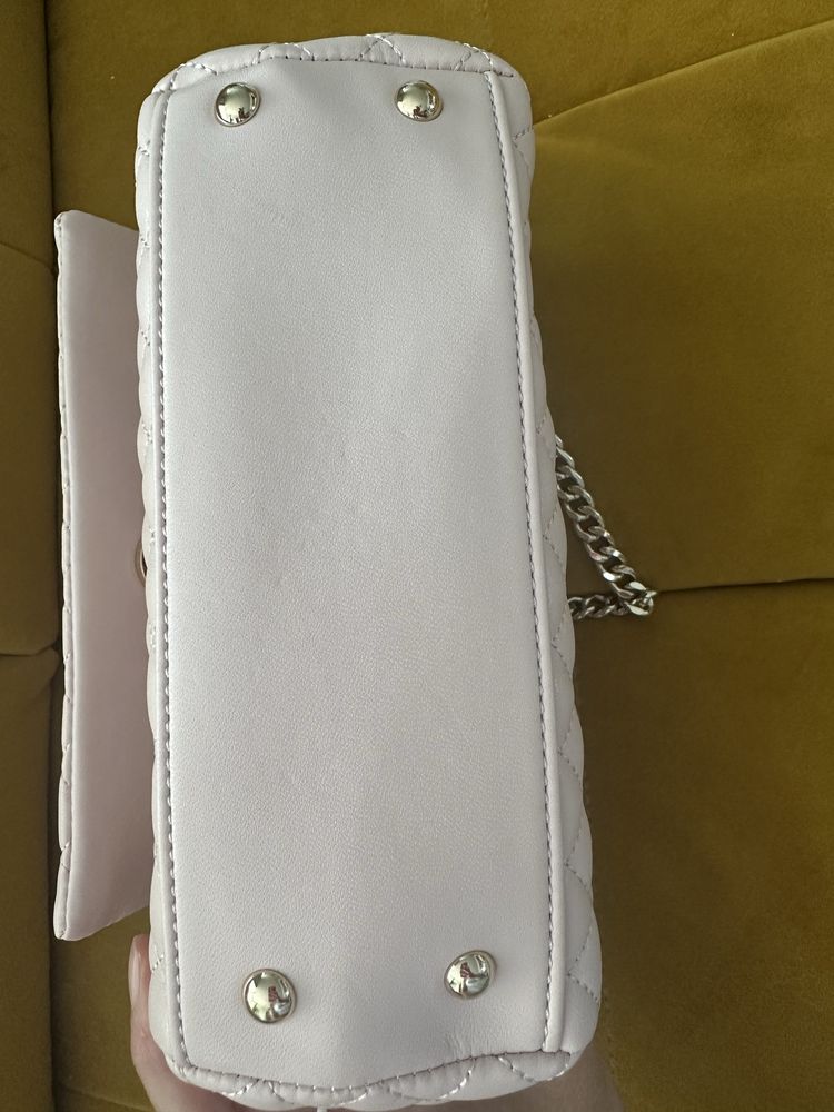 Нова бледорозова чанта Guess
