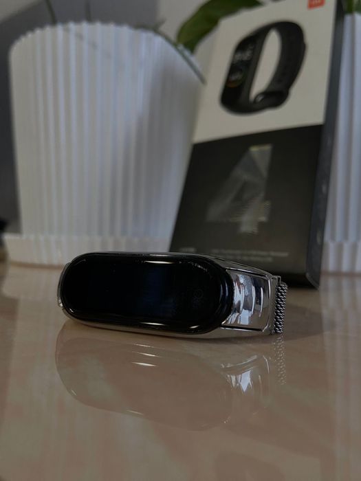 Продам часы mi band 4.