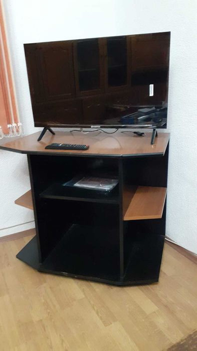 comoda TV maro cu negru 80 x 56