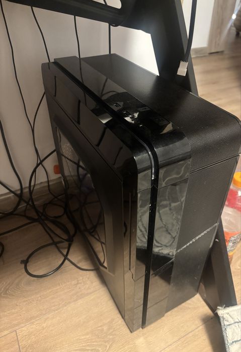 Vand setul gaming (calcalutor,monitor,tastatura,mouse gaming si casti)