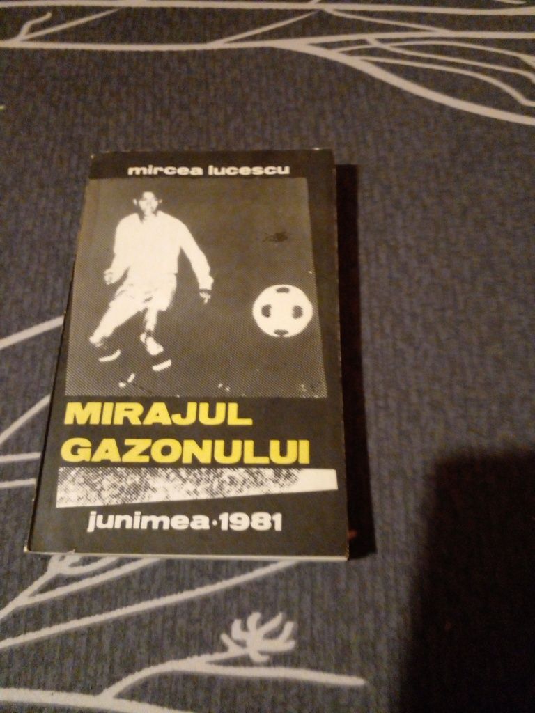 Cartea Mirajul gazonului de Mircea Lucescu