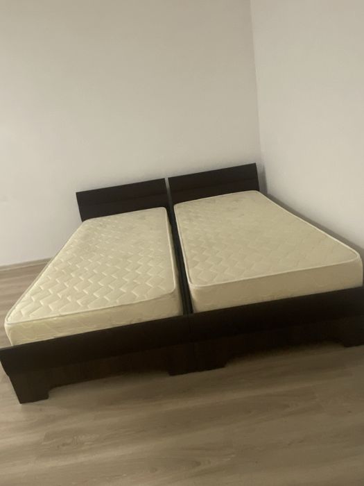2 paturi cu lada de depozitare sub saltea