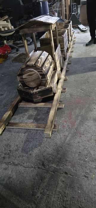 Trenulețul decorativ din lemn, lucrat manual, cu 3-5 vagoane la comand