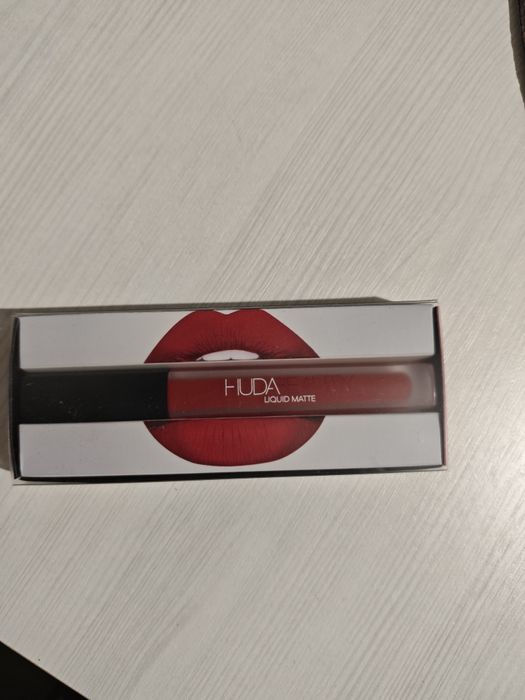 Huda Beauty течно матово червило