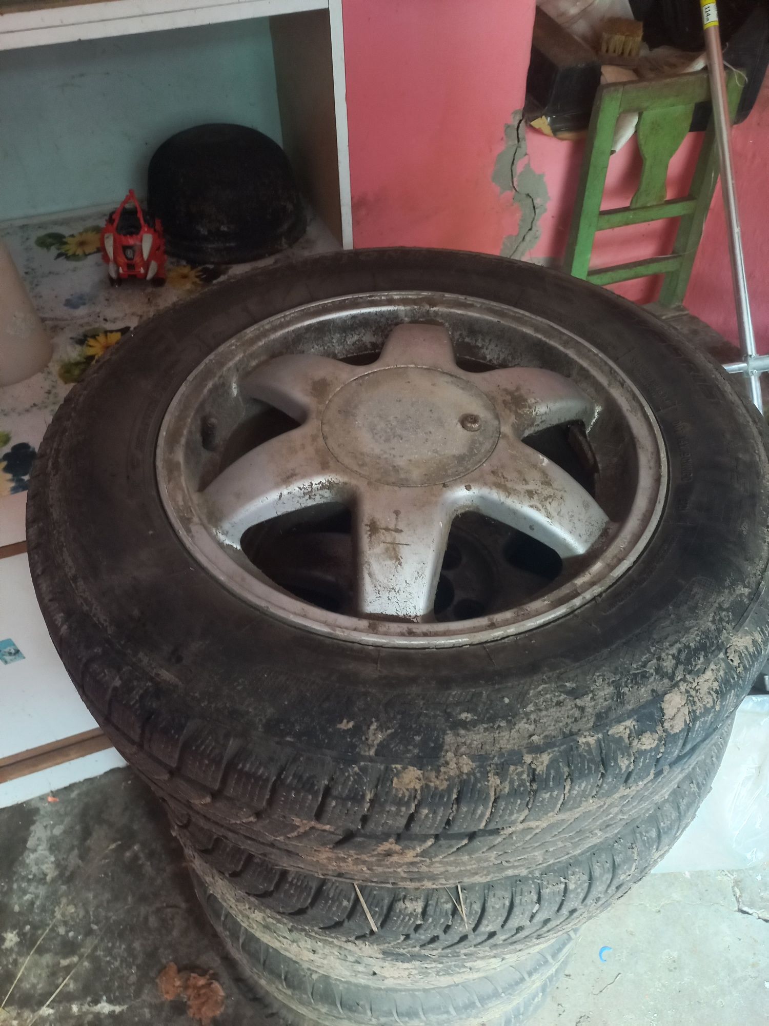 Vând 4 roți cu genți de aluminiu și o roată de rezervă cu geantă de fi