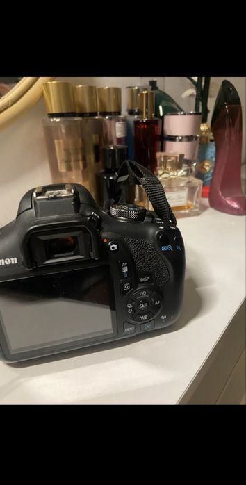 Camera Canon EOS2000D