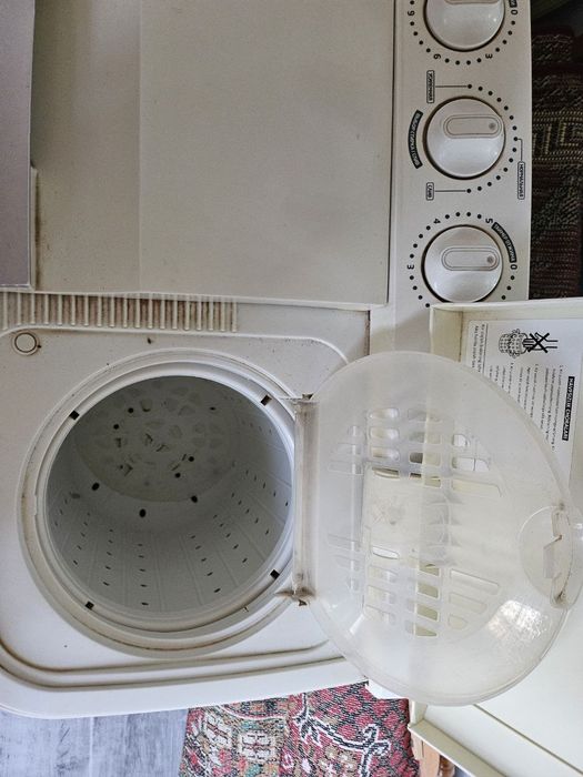 Продается рабочая стиральная машинка полуавтомат.