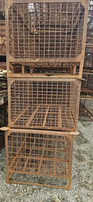 Продавам  метални бокс палети