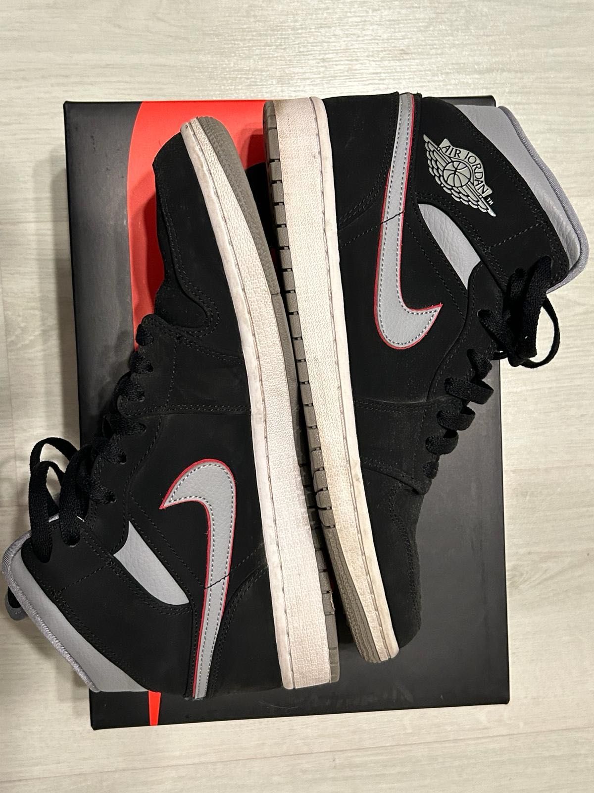 Air Jordan 1 Mid Black Particle Grey Gym Red 43, originali