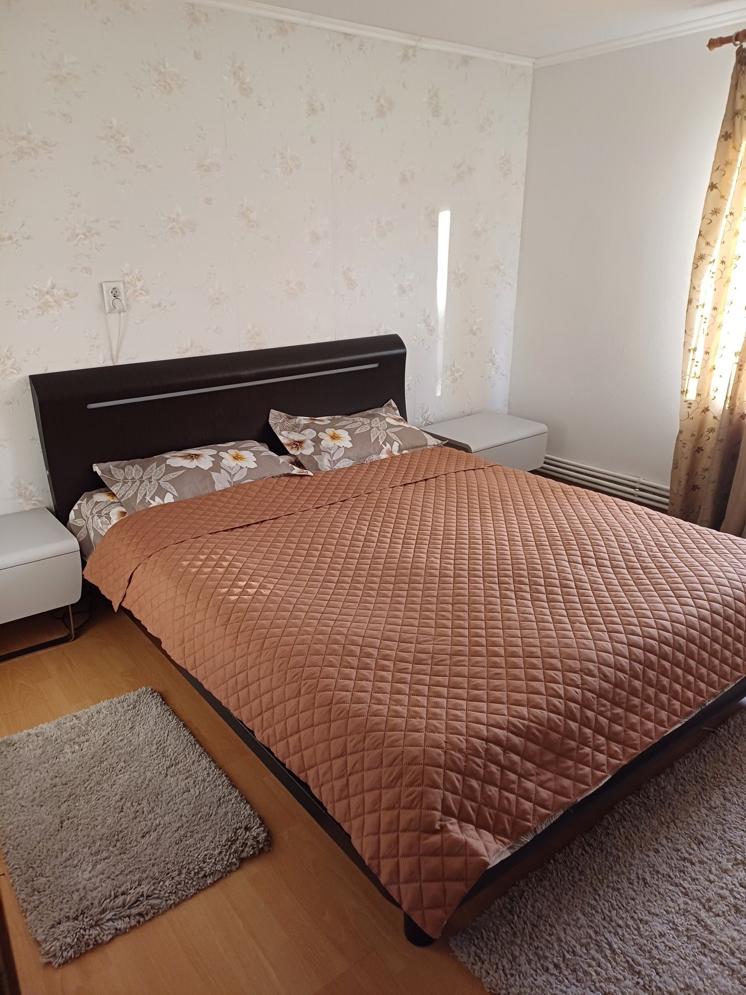 Închiriez camere mobilate cu televizor
