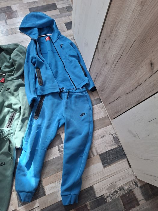 Продавам Продавам два Nike Tech оригинални оригинални Nike Tech – един