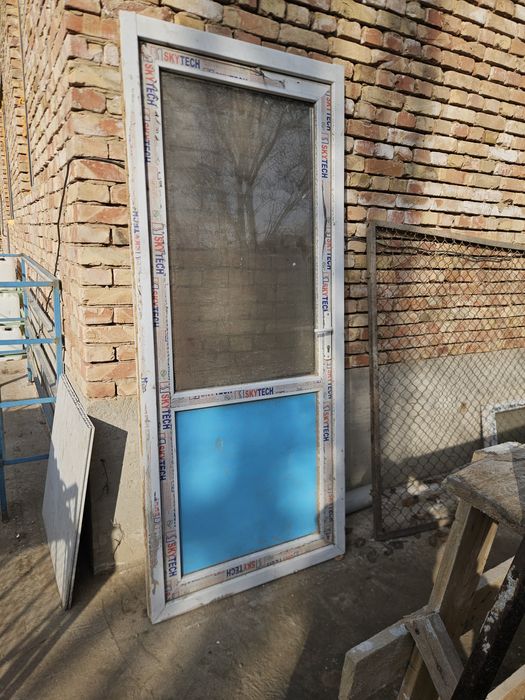 Пластиковый дверь , дверные ручки с обоих сторон, в хорошем состоянии