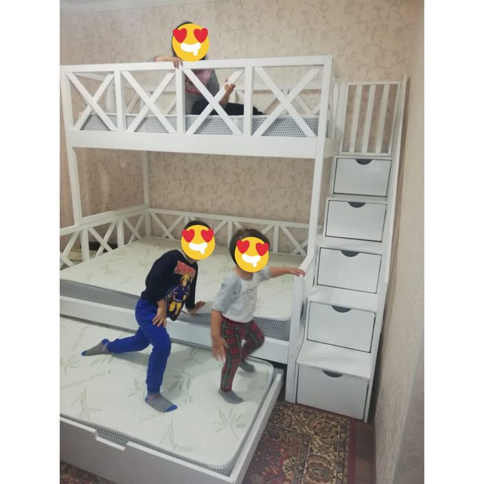 Срочно трехъярусная кровать