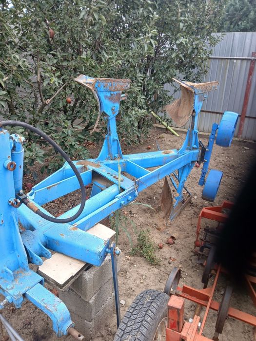 Vând plug 2 trupite reversibil