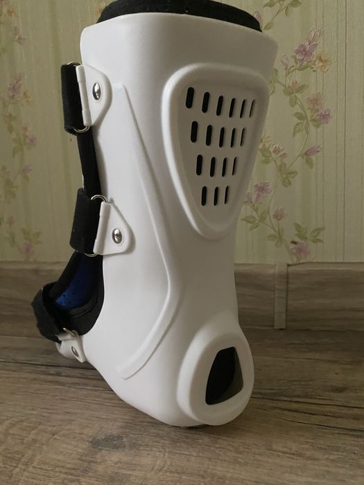 Продам ортез на голеностопный ,правой ноги